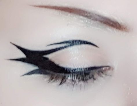 #eyeliner #gothic #graphicliner #alternativemakeup Eyeliner Looks Goth, Gothic Eyeliner Ideas, Cool Eyeliner Ideas, Gothic Eyeliner, Cool Eyeliner, Alt Eyeliner, Thanksgiving Makeup Look, Halloween Eyeliner, Eyeliner Inspo