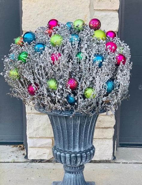 You Can Turn Dead Mums Into Christmas Decorations. Here's How. Fall Mums, Christmas Planters, Christmas Crafts For Adults, Personalised Christmas Decorations, Beautiful Christmas Decorations, Garden Christmas, Christmas Porch, Xmas Presents, Christmas Crafts Decorations