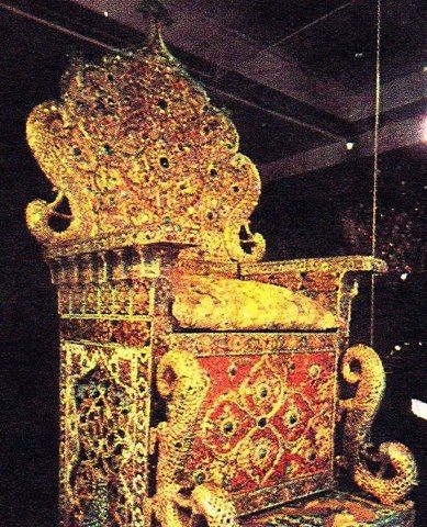 Peacock Throne: Made of pure gold and encrusted with thousands of precious stones Golden Throne Room, Egyptian Throne Room, Peacock Throne, Ancient Chinese Throne Room, Gold Throne Chair, Peacock Throne Mughal, King Chair, Royal Throne, Farah Diba