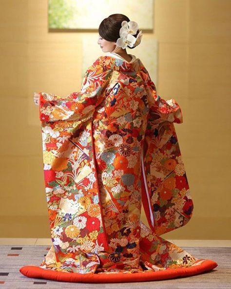 Explore the beauty of Japanese wedding customs that blend grace and tradition. From honoring parents to exchanging symbolic gifts, each tradition tells a story of cultural unity. 🎌💖 

Image by @japanese.wedding 

#WeddingCustoms #JapaneseCulture Japanese Wedding Traditions, Unity Image, Wedding Superstitions, Greek Wedding Traditions, Japanese Bride, Beyond Borders, Japanese Wedding, Wedding Traditions, Greek Wedding