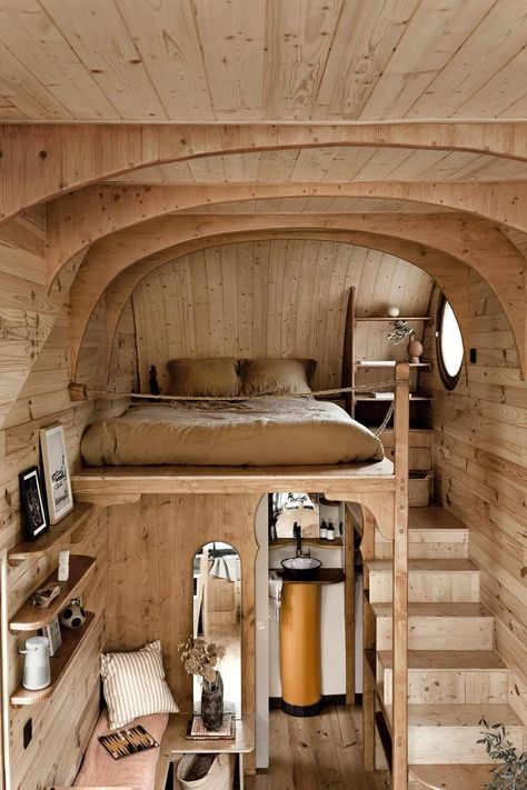 Tiny House Towns, Wooden House Design, Small Wooden House, Temple Design For Home, House Loft, Built In Seating, Wooden Cabins, Tiny House Decor, Tiny House Interior