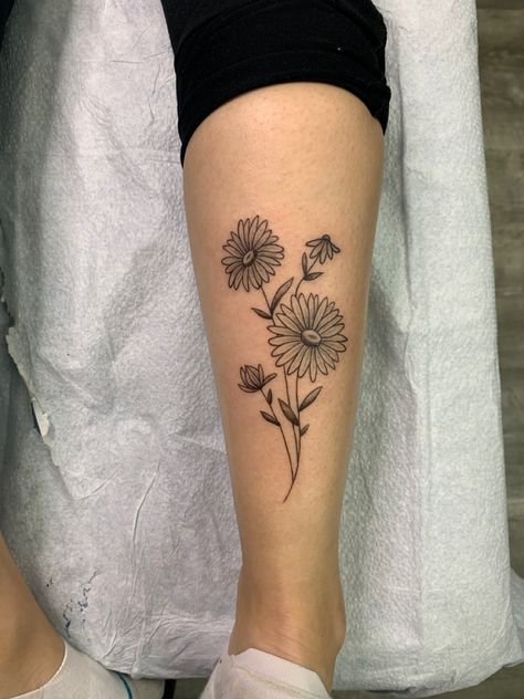 Oxeye Daisy Tattoo, Daisy Knee Tattoo, Daisy Tattoo Black And White, Black And White Daisy Tattoo, Gerber Daisy Tattoo, Fine Line Daisy Tattoo, White Daisy Tattoo, Bouquet Tattoo, Small Flower Tattoos