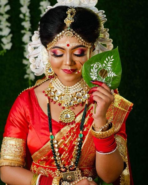 Kula Painting, Leaves Decoration, Amazing Dp, Bridal Art, Bengali Bridal Makeup, Indian Wedding Bride, Bengali Bride, Asian Bridal Dresses, Bride Photography Poses