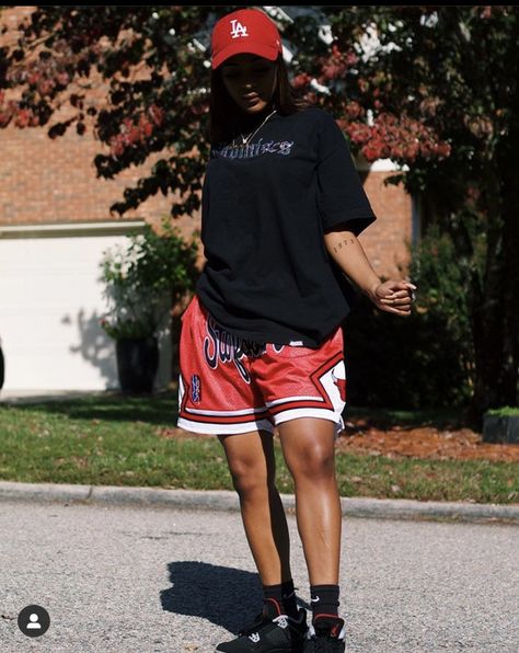 Basketball Short Outfits Women, Doja Outfit, Basketball Shorts Outfit Women Style, Boy Shorts Outfit Women, Basketball Shorts Women Outfit, Basketball Shorts Outfit, Masculine Fits, Cute Tomboy Outfits, Music Video Outfits