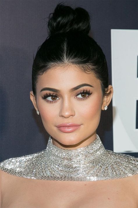 Kylie Jenner's Beauty Transformation Through the Years Charting the 20-year-old's ever-changing beauty look. Kylie Jenner Transformation, Maquillaje Kylie Jenner, Kylie Jenner Makeup Tutorial, Dollar Makeup, Beauty Transformation, Looks Kylie Jenner, Jenner Makeup, Beauty Entrepreneur, Kylie Jenner Look