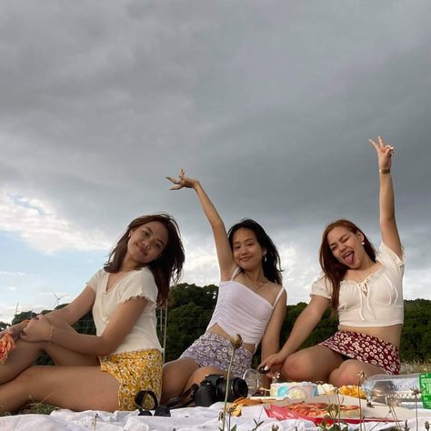 cloudy picnic with friends Trio Picnic Aesthetic, Trip Poses, Picnic Pics, Picnic Pictures, Picnic With Friends, Group Photo Poses, Group Picture Poses, Silly Words, Fotos Aesthetic