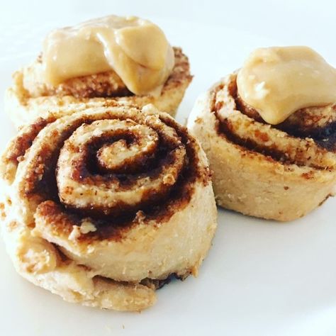 Read our delicious recipe for HEALTHY Iced Cinnamon Scrolls, a recipe from The Healthy Mummy, which is a safe and yummy way to lose weight. Scrolls Recipe, Healthy Mummy Recipes, Cinnamon Scrolls, Healthy Cinnamon Rolls, Mummy Recipes, Healthy Mummy, Yummy Healthy Snacks, 100 Calories, Healthy Treats