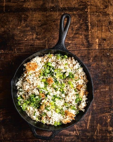 Bobby Flay’s Crispy Coconut Scallion Rice Recipe ~ https://steamykitchen.com Scallion Rice, Chef Bobby Flay, Bobby Flay Recipes, Coquille St Jacques, Saffron Rice, Plant Based Dinner, Crispy Rice, Bobby Flay, Fried Rice Recipe