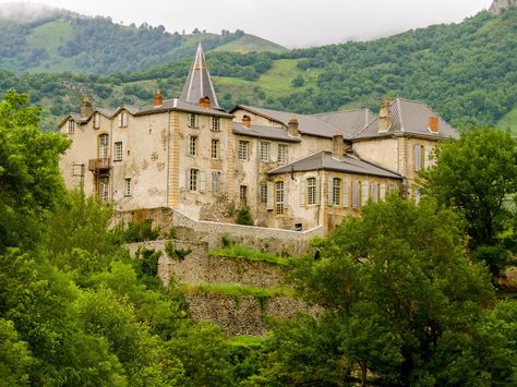 Mountain Chateau, Chateau De Gudanes, Regency House, Chateau Versailles, French Castles, Fairytale Castle, Unique Buildings, French Chateau, Medieval Castle