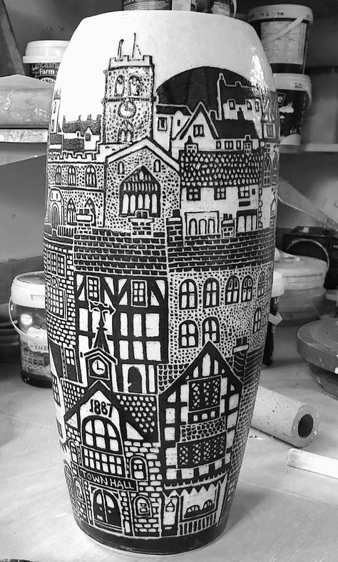 Ceramics Sgraffito, Sgraffito Vase, Sgraffito Designs Pattern, Sgraffito Ceramics, Sgraffito Pottery, Sgraffito Designs, Ceramic Texture, Ceramic Flower Pots, Clay Vase