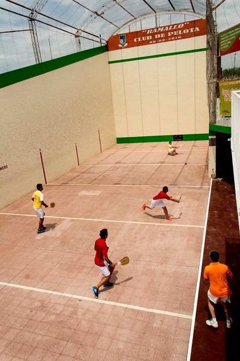 Fronton mur à gauche - Ramallo, Buenos Aires Argentine #pelote #basque #euskadi #paysbasque #pelotebasque #fronton #basquecountry #paisvasco #euskalherria #photooftheday #picoftheday #bestoftheday #photo #photography #picture #tourism #travel #nofilter #baskcountry #trinquete #trinquet #cestapunta #cesta #jaialai #basqueturism #basquearchitecture #pelotavasca #aroundtheworld Un fronton est un mur contre lequel on joue à la pelote basque. Sport Moodboard, Spain Restaurant, Photo Photography, Travel Posters, Board Games, Basketball Court, Basketball, Art, Croquis