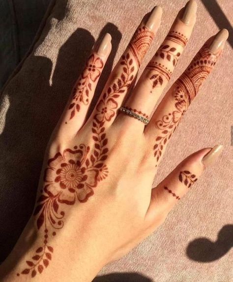 Red or Dark #hennastain Henna Crown, Crown Tattoos For Women, Elegant Henna, Henna Mehndi Designs, Crown Tattoos, Red Henna, Cute Henna, Indian Henna, Finger Henna Designs