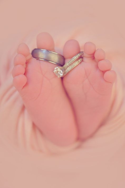 Baby Newborn Girl, Maternity Photography Poses Pregnancy Pics, Newborn Baby Photoshoot, Pink Toes, Instruções Origami, Newborn Baby Photos, Baby Boy Photos, Foto Baby, Newborn Shoot