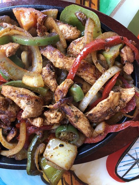 Applebee's Chicken Fajitas Recipe - Secret Copycat Restaurant Recipes Chilis Chicken Fajita Recipe Copycat, Restaurant Fajitas Copycat Recipes, Chili's Fajitas Copycat, Mexican Restaurant Grilled Chicken, Chilis Fajitas, Fajita Recipes, Chicken Fajitas Recipe, Vodka Lemon, Easy Chicken Fajitas