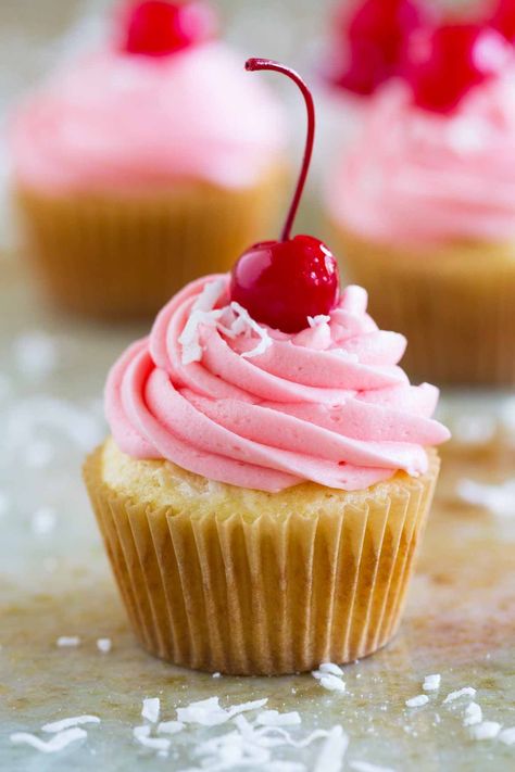 Cupcakes Summer, Summer Cupcake, Cherry Frosting, Pineapple Cupcakes, Almond Cupcakes, Pineapple Dessert Recipes, Summer Cupcakes, Cocktail Gin, Cherry Cupcakes