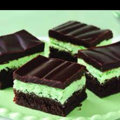 St pattys day treats Mint Brownies Recipe, Chocolate Mint Brownies, Resep Brownies, Mint Brownies, Makanan Diet, Chocolate Mint, Brownies Recipe, India Food, Saint Patrick's Day