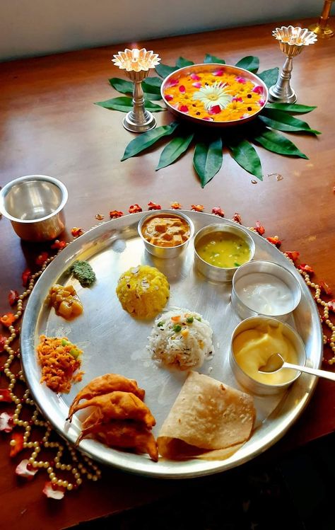 Deep Amavasya Puja, Indian Thali, Indian Food Photography, Amazing Food Decoration, Vegetarian Snacks Recipes, India Food, Healthy Homemade Recipes, Vegetarian Snacks, Indian Snacks