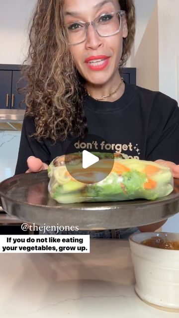 Jen Jones | Plant-Based Queen on Instagram: "Summer Rice Paper Rolls 👇🏽  Glowing skin by @nevell_skin coffee oil. The only moisturizer I use! Link in bio or at nevellskin.com   @dontforgetthecinnamon_ shirts and hats available now at nevellskin.com   Ingredients for dipping sauce: Nut or seed butter Tamari, soy sauce or coconut aminos  Lime juice Maple syrup  Sambal or chili oil  Ceylon cinnamon  Water  #summerrolls #ricepaperrolls #healthysummerrecipes #igplantbased #plantbasedig #dontforgetthecinnamon" Rice Paper Rolls Fillings Dipping Sauces, Vegetable Rice Paper Rolls, Tofu Rolls Rice Paper, Plant Based Rice Paper Rolls, Veggies Meals, Nevell Skin, Summer Rice, Vegan Spring Rolls Rice Paper, Vegetable Spring Rolls Rice Paper