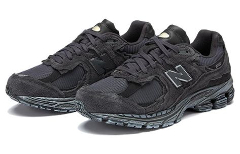 If you’re looking for a comfortable, stylish shoe that can take you from the streets to the gym, look no further than the New Balance 2002R ‘Phantom’ Protection Pack. This versatile runner is perfect for those who appreciate a minimalist design. The breathable mesh upper with raw-edged suede overlays provides durability and style, while the tonal ‘N’ logo and 2002r callout add a touch of signature New Balance flair. The ABZORB midsole ensures a smooth ride and superior cushioning, making the 200 New Balance 2002r Phantom, 2002r Protection Pack, School Shopping List, Gym Look, New Balance Outfit, New Balance 2002r, N Logo, Trendy Shoes Sneakers, Fashion Corner