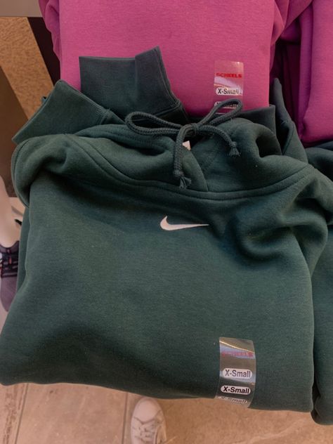 Green Hoodie Outfit, Green Nike Hoodie, Dark Green Hoodie, Garage Clothing, Teen Swag Outfits, Hoodie Aesthetic, Wearing Color, Unique Hoodies, Lazy Outfits