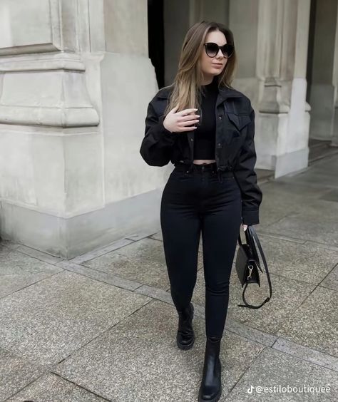 Ootd Frio Casual, Black Combat Boots Outfit Fall, Black Chunky Boots Outfit, Black Jean Jacket Outfits, Combat Boots Aesthetic, Black Chelsea Boots Outfit, Black Jacket Outfit, Outfits Leggins, Blouse Outfit Casual