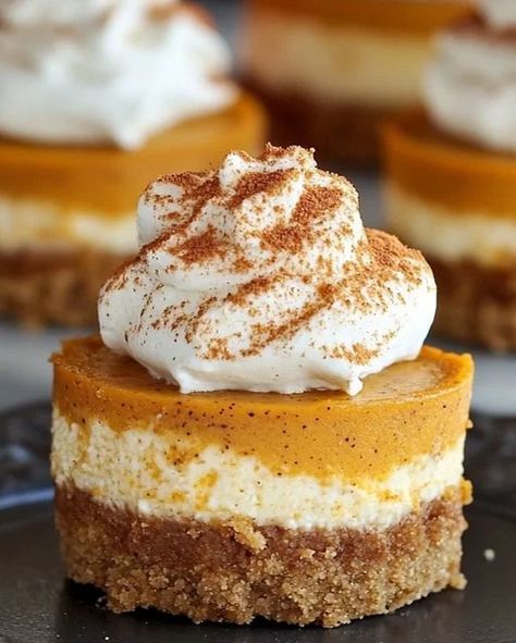 Dessert Sliders, Mini Pumpkin Cheesecake, Pumpkin Cheesecake Recipes, Whip Cream, Spiced Pumpkin, Cheesecake Bites, Mini Cheesecakes, Pumpkin Cheesecake, Savoury Cake