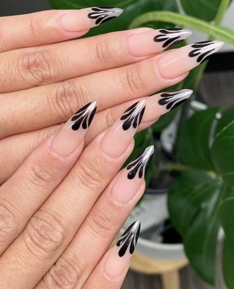 Nude Nails Black Design, Black Nude Nail Designs, Line Design Nail Art, Black Line Nail Art, Minimal Nail Ideas, Round Nail Shape, Simple Neutral Nails, Wedding Nail Inspiration, Pin Up Nails