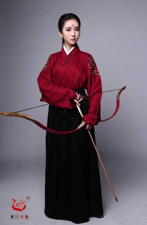 archery outfits clothes traditional Chin Archer Pose, Chinese Traditional Costume, Female Reference, Bow And Arrow, Human Poses, Kendo, Chinese Clothing, Asian Outfits, Female Poses