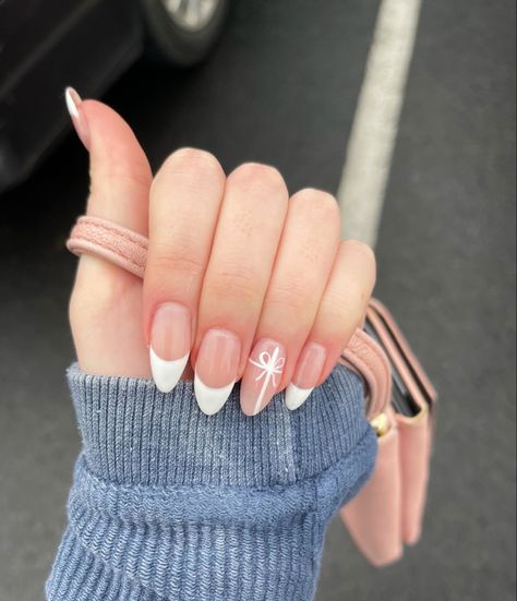 Basic Winter Nails Acrylic, Aesthetic Nails Acrylic Winter, Nails Inspo For Christmas, Clean Girl Holiday Nails, White French Tip Nails Almond Christmas, White Nails With Designs Christmas, Cute Christmas Nails Almond Shape, Subtle Christmas Nails Almond, Minimalist Xmas Nails