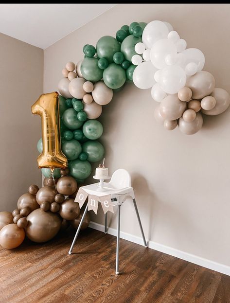 One Year Old Birthday Balloons, Green 1st Birthday Party, 1st Birthday Forest Theme, First Birthday Forest Theme, Simple Birthday Balloon Decorations, 1st Birthday Home Decorations, 1 Year Birthday Party Decoration, Forest Theme Birthday Party Decor, First Year Birthday Decoration Ideas