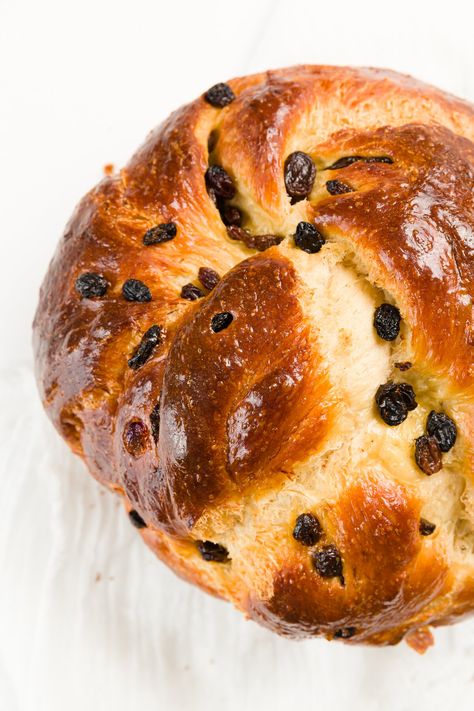 Round Challah Rosh Hashana Recipes, Round Challah, Challah Bread Recipes, Jewish Feasts, Rosh Hashanah Recipes, Raisin Recipes, Jewish New Year, Braided Bread, Raisin Bread