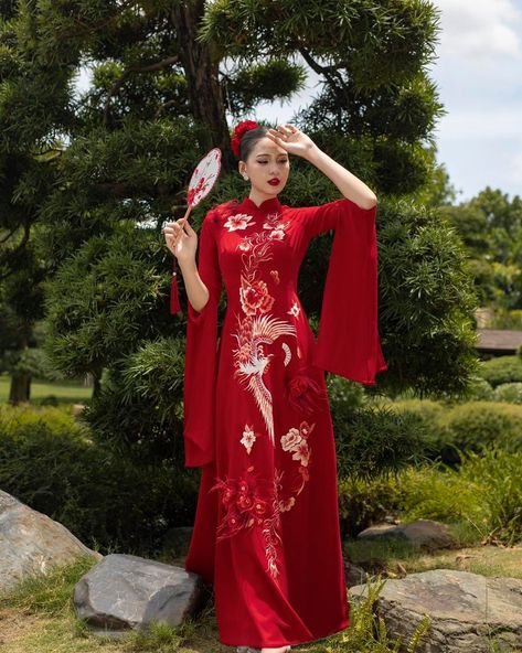 Ruby red 🌹 Introducing our stunning red áo dài gowns from the new collection! These pieces feature dramatic sleeves, intricate back details, and breathtaking embroidery, including magnificent phoenix designs that symbolize grace and renewal. Each gown is a masterpiece, perfect for brides looking to make a bold and beautiful statement on their special day. 🔥👰‍♀️ Shop now via the link in our bio. #AoDaiCollection #RedAoDai #PhoenixEmbroidery #dreamdressesbypmn #modernweddingdress #longs... Bridal Ao Dai, Wedding Ao Dai, Phoenix Embroidery, Ao Dai Vietnamese, Modern Bridal Dress, Embroidery Collar, Dramatic Sleeves, Phoenix Design, Dream Dresses