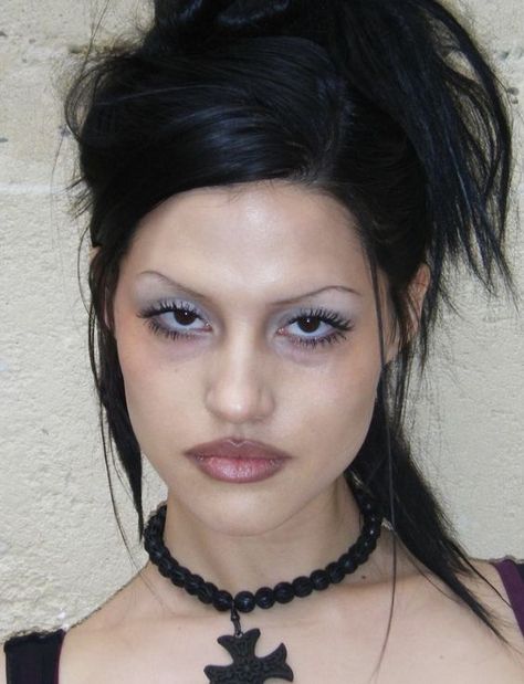 Y2k Makeup Looks, 90s Makeup Look, Vampy Makeup, Asian Makeup Tutorials, Maquillage On Fleek, Y2k Makeup, 90s Makeup, Alt Makeup, Chic Makeup