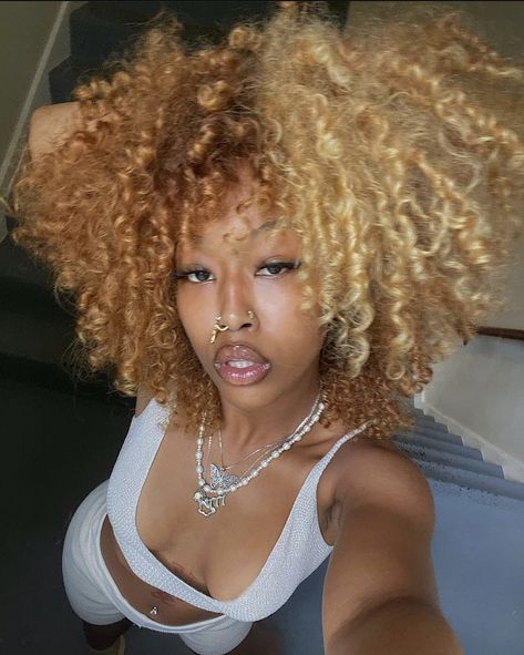 Dyed Curly Hair, Girl Hair Colors, Cute Hair Colors, Ginger Hair Color, Blonde Curly Hair, Dyed Hair Inspiration, Colored Curly Hair, Pelo Afro, Honey Blonde Hair