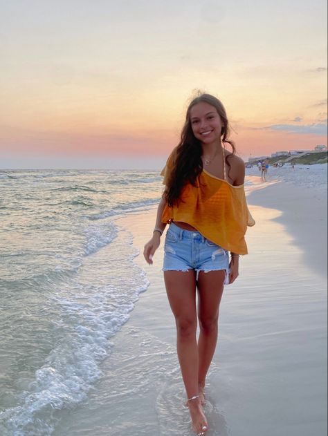 Cute Fits For Vacation, Summer Outfits For Brunettes, Summer Fits Vacation, Cali Girl Outfits, Casual Summer Beach Outfits, Jean Beach Outfit, Beach Outfit Inspo Summer Vacation, Beach Girl Outfits Aesthetic, Florida Girl Outfits