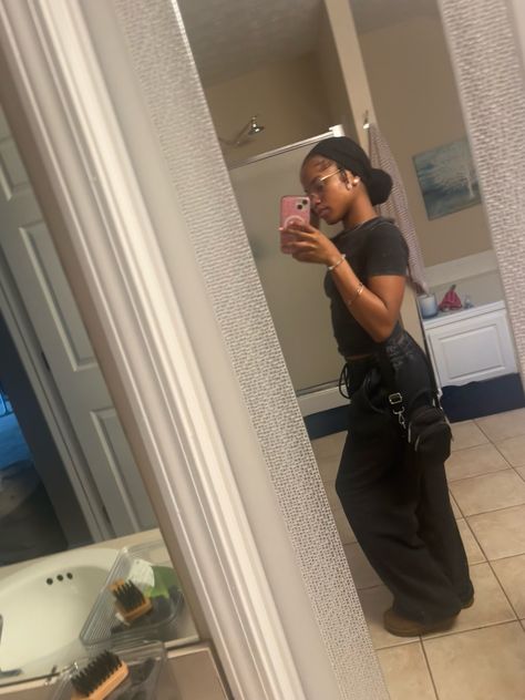 black woman Black Sweatpants Outfit Black Women, Sweatpants Outfit Black Women, Sweatpants Outfit Black, Black Sweatpants Outfit, Tasman Uggs, Outfit Black Women, Black Sweats, Sweatpants Outfit, Ugg Tasman