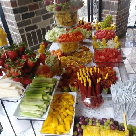 mesa de frutas Fiesta Theme Fruit Table, Fruit Chamoy Bar, Fiesta Charcuterie Board, Mesas De Snack Ideas, Mexican Dessert Table Ideas, Fruit Bar Ideas Parties, Fruit Salad Presentation, Mexican Snacks Table Party Ideas, Mexican Fruit Table Ideas