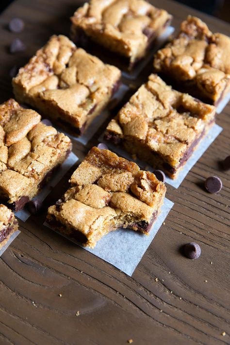 My favorite blondie recipe gets a twist with Gluten Free Blondies. Because you can have your gluten free, and eat it too! Gluten Free Blondies, Gluten Free Brownies Recipe, Gluten Free Pumpkin Muffins, Gluten Free Items, Gluten Free Bars, Broma Bakery, Blondies Recipe, Gluten Free Bakery, Gluten Free Brownies