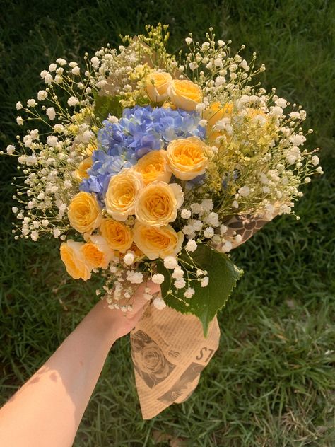 Yellow Bouquets, Flower Cute, Roses Blue, Prettiest Bouquet, Crazy Ideas, Babies Breath, Photos Of People, Boquette Flowers, Hilarious Photos