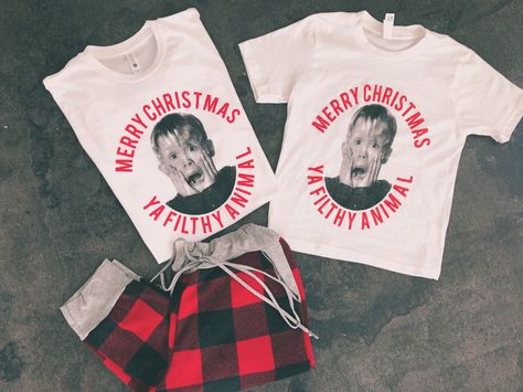 Christmas Shirts Vinyl Home Alone, Home Alone Shirts, Birthday Presents Ideas, Christmas Shirts Vinyl, Funny Christmas Wallpaper, Christmas Home Alone, Sublimation Shirts, Merry Christmas Ya Filthy Animal, Animal Home