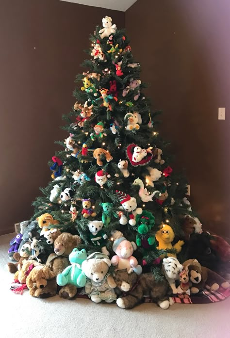 Christmas Tree With Stuffed Animals, Animal Theme Christmas Tree, Christmas Tree Stuffed Toys, Simple And Elegant Christmas Tree, Toy Christmas Tree Theme, Stuffed Animal Christmas Tree, Christmas Tree With Toys, Teddy Bear Christmas Tree, Crismas Tree