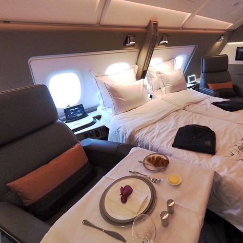 Singapore First Class Suite, Singapore Airlines Suites, Singapore Airlines First Class Suite, First Class Travel, First Class Singapore Airlines, Business Class Flight, First Class Flights, Wealthy Lifestyle, Luxury Boat