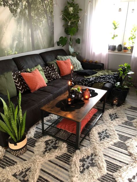 Black Couch Green Accents, Living Room Ideas Black Leather Couch, Boho Black Furniture, Black Boho Apartment, Boho Black Couch, Black Boho Furniture, Black And Earth Tones Living Room, Black Couch Living Room Decor Boho, Black Couch Boho Living Room