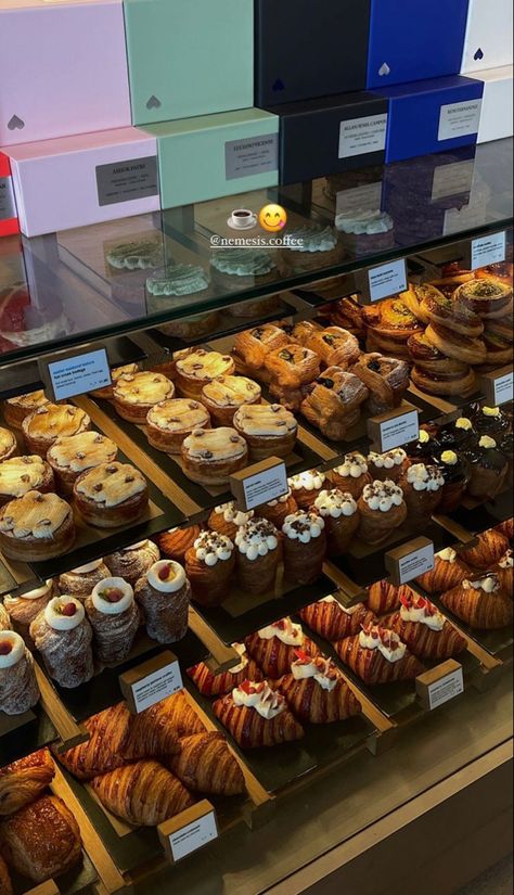 Food For Cafe Coffee Shop, Cafe Treats Aesthetic, Croissant Display Ideas, Dessert Cafe Aesthetic, Croissant Display, Cozy Bakery Aesthetic, Cafe Baked Goods, Bakery Shop Aesthetic, Coffee Shop Desserts