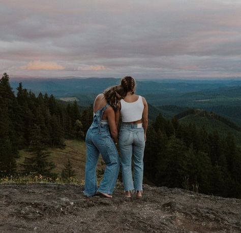 Lesbian Engagment Photo Ideas, Lgbtq Photoshoot Ideas, Engagement Pictures Lesbian, Fruity Poses, Acadia Photoshoot, Wlw Couple Picture Ideas, Lesbian Photo Shoot Outfits, Engagement Photos Lesbian Ideas, Wlw Proposal