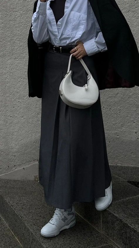 Grey Abaya Outfit, Gray Skirt Outfit, Modest Outfits Muslim, Lawyer Fashion, Simple Style Outfits, Female Chef, Long Skirt Fashion, Formal Evening Wear, Muslim Fashion Hijab Outfits