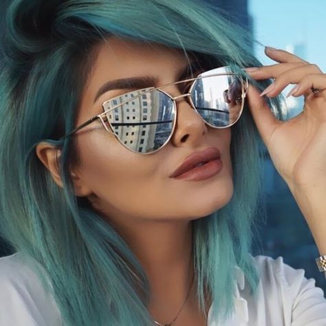 Trendy Eyeglasses, Flip Up Sunglasses, Mirror Sunglasses, Luxury Branding Design, Cat Eye Sunglasses Women, Vintage Rose Gold, Urban Fashion Women, Sunglasses Women Fashion, نظارات شمسية