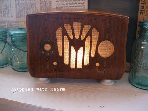 Old Radio Shell Turned Light...let It shine... Old Radio, Upcycling Projects, Retro Radio, Antique Radio, Turn Light, Old Radios, Upcycle Recycle, Trash To Treasure, Vintage Radio