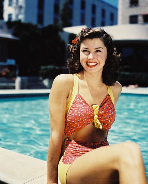 Esther Williams' Best Bathing Suits (PHOTOS) Esther Williams Swimsuit, Ester Williams, Retro Bathing Suits, Us Actress, Dorothy Dandridge, Esther Williams, Lingerie Vintage, Louise Brooks, Retro Swimsuit