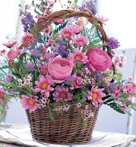 Sencillas, frescas y siempre bellas, llenan de armonía nuestro hogar. Gubahan Bunga, Lavender Garden, Fleur Design, Floral Baskets, Beautiful Flower Arrangements, Deco Floral, Birthday Flowers, Flower Basket, Beautiful Blooms